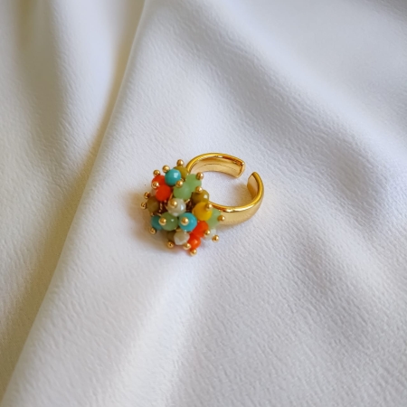 Anel dourado regulável com cacho de contas coloridas estilo boho.
