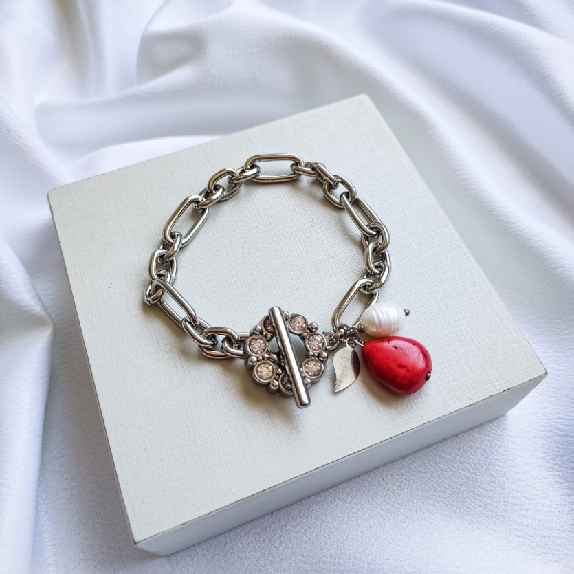Pulseira em correntaria de elos metálicos com fecho decorado em strass e pingentes de pérola branca e gota vermelha de pedra natural