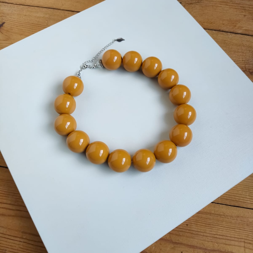 Colar de bolas mostarda