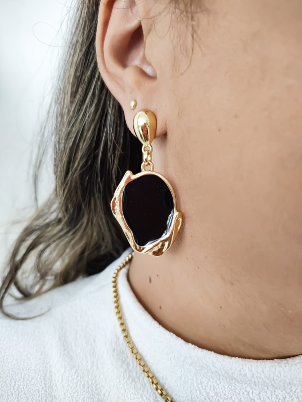 Conjunto Elegance Black — Colar e Brinco Folheados a Ouro com Pedra Preta - Imagem 3