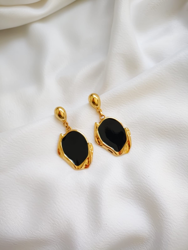 Conjunto Elegance Black — Colar e Brinco Folheados a Ouro com Pedra Preta - Imagem 2