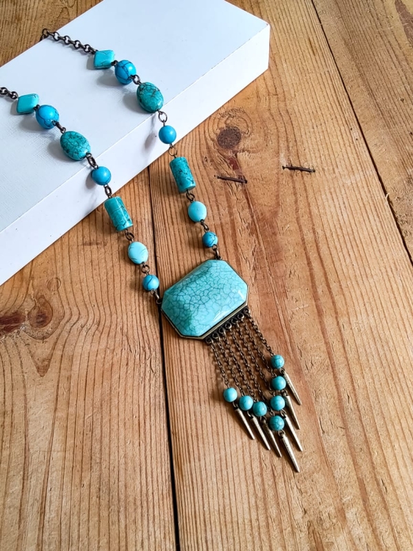 Colar boho longo com pedras turquesa e pingente étnico, em corrente envelhecida.