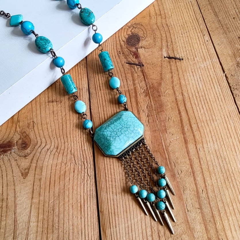 Colar boho longo com pedras turquesa e pingente étnico, em corrente envelhecida.