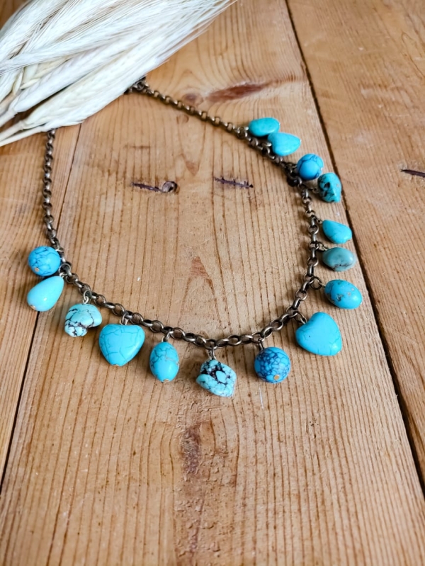 Colar boho curto com pingentes de pedra turquesa em formatos variados e corrente envelhecida.