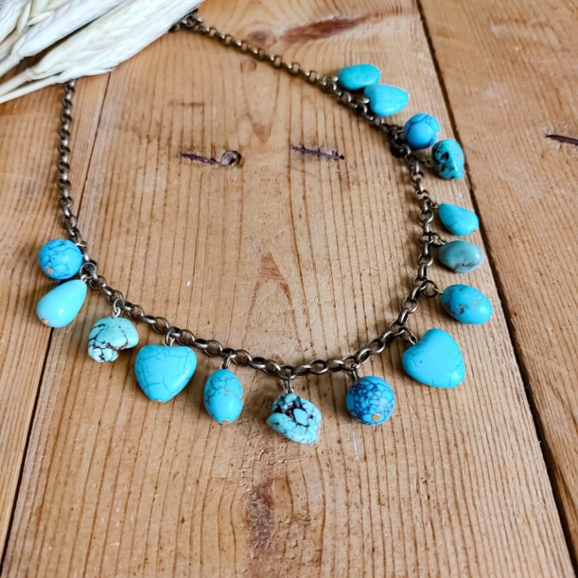 Colar boho curto com pingentes de pedra turquesa em formatos variados e corrente envelhecida.