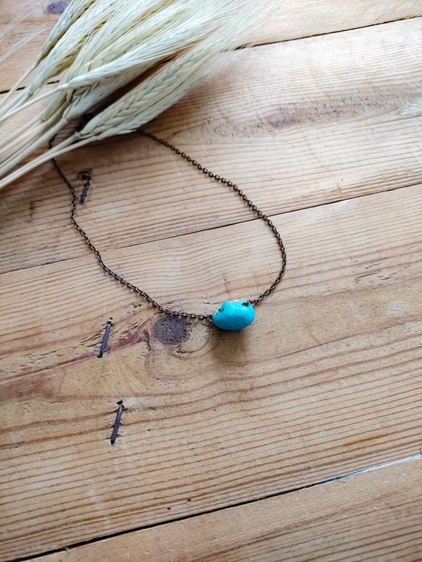 Colar boho com corrente envelhecida e pedra turquesa única no centro.