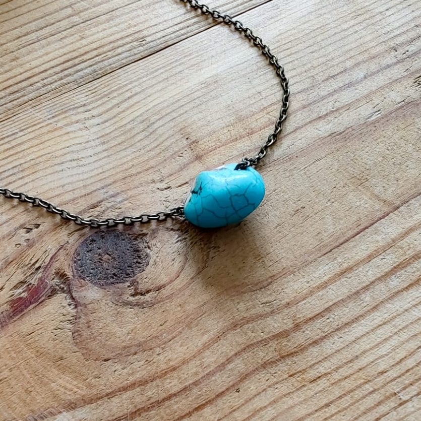 Colar boho com corrente envelhecida e pedra turquesa única no centro.