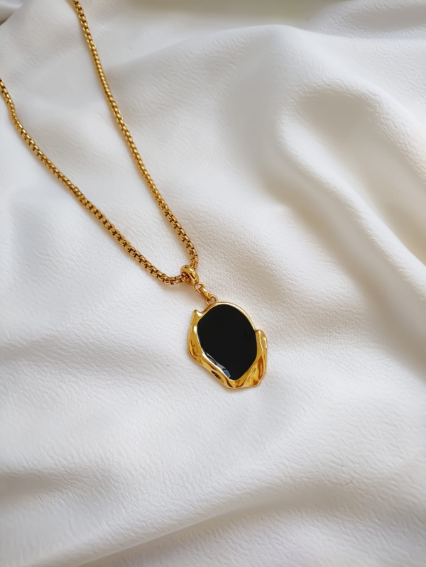 Conjunto Elegance Black — Colar e Brinco Folheados a Ouro com Pedra Preta - Imagem 4