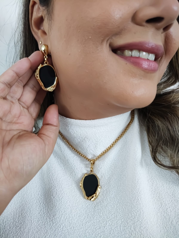 Conjunto Elegance Black — Colar e Brinco Folheados a Ouro com Pedra Preta - Imagem 5