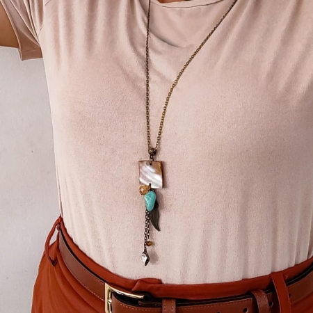 Colar artesanal boho com corrente envelhecida, pingente madrepérola quadrado, pedra turquesa e detalhes metálicos com cristais.