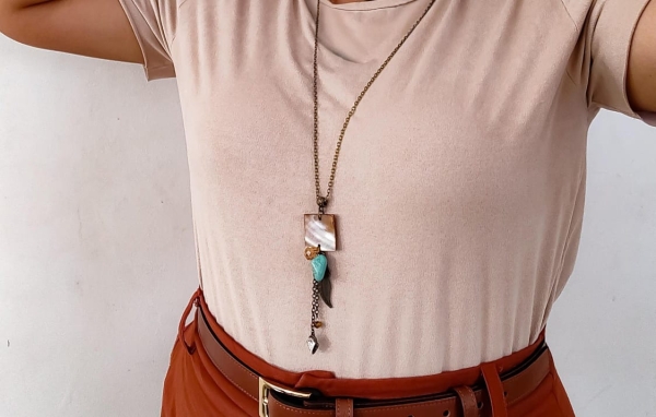 Colar artesanal boho com corrente envelhecida, pingente madrepérola quadrado, pedra turquesa e detalhes metálicos com cristais.