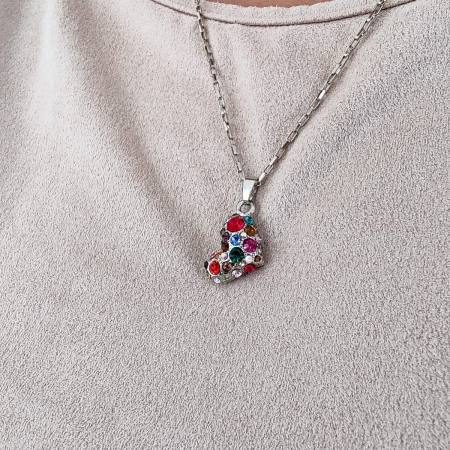 Colar com pingente de coração cravejado de strass multicoloridos em corrente prata.
