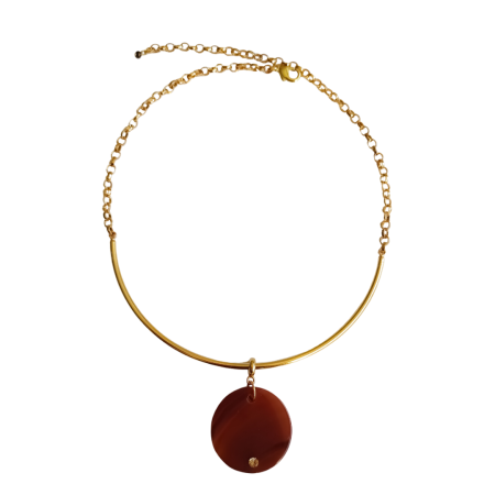 Colar rígido dourado com pingente redondo marrom.