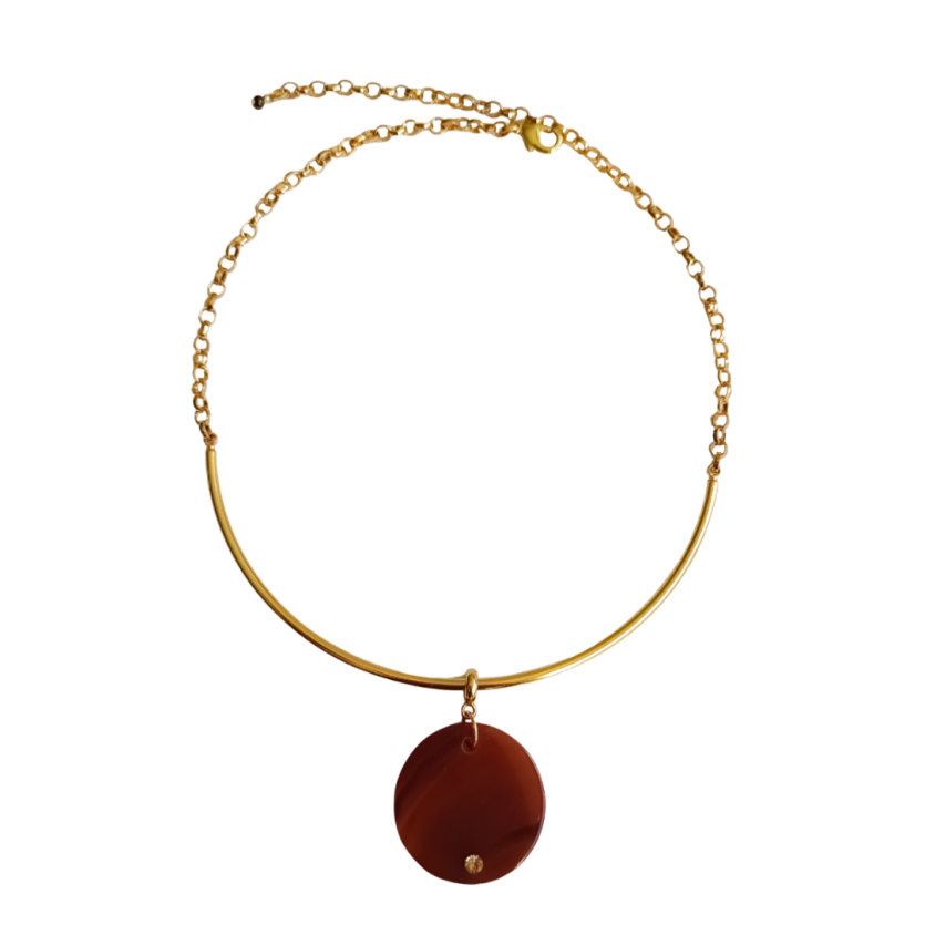 Colar rígido dourado com pingente redondo marrom.