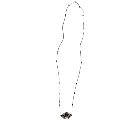 Colar com corrente fina grafite e pingente em formato de olho, feito em ágata preta com detalhes em hematita.