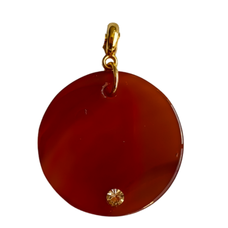 Pingente de pedra natural ágata vermelha com detalhe dourado e acabamento polido.