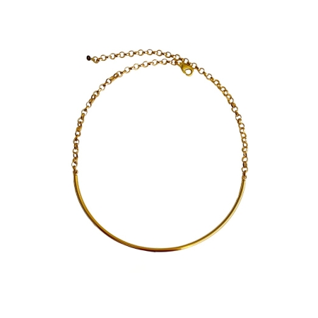 Base de colar rígido dourada com corrente ajustável e acabamento polido.