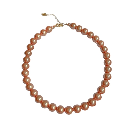 Colar curto de pérolas rosé com fecho dourado e corrente ajustável.