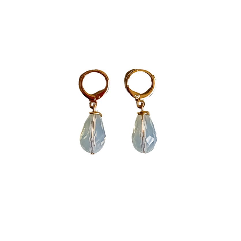 Brinco dourado com cristal branco facetado em formato de gota.