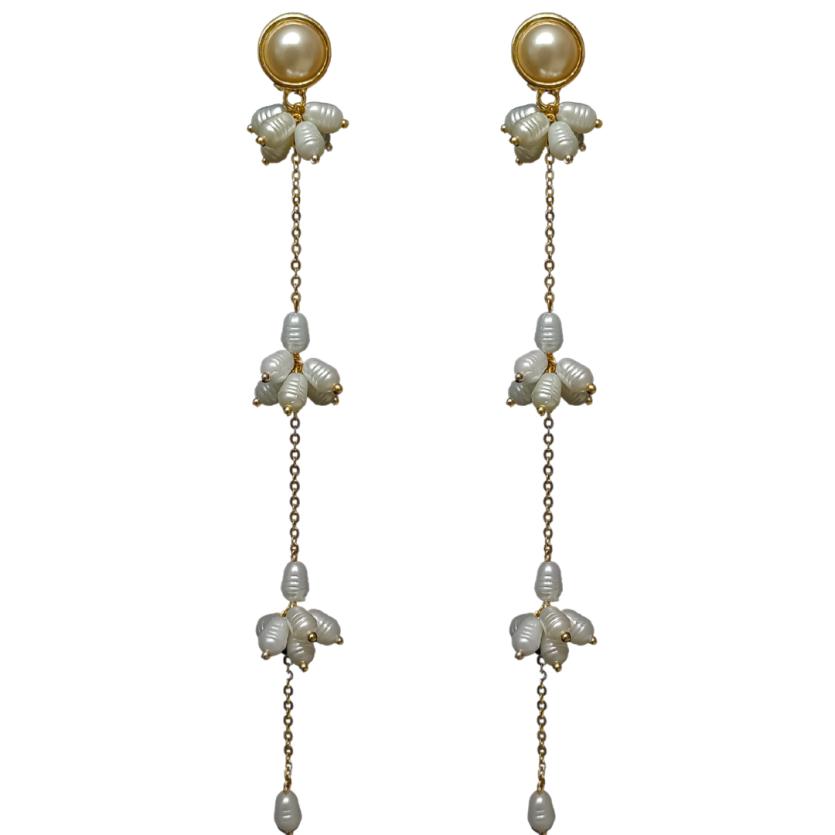 Brinco longo dourado com cascata de pérolas em design delicado e elegante.