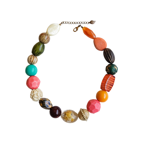Colar artesanal feminino com contas multiformas em tons quentes e acabamento dourado envelhecido.