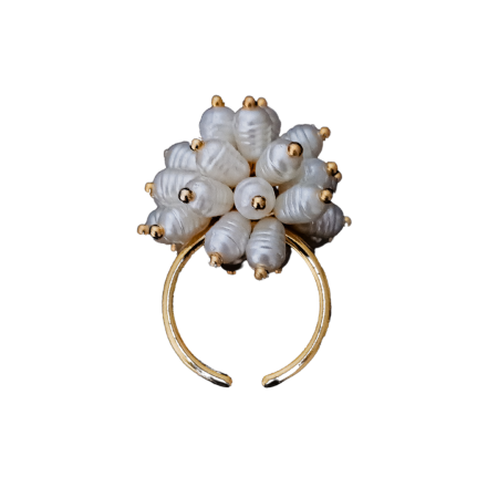 Anel dourado com conjunto de pérolas brancas agrupadas formando um bouquet delicado.
