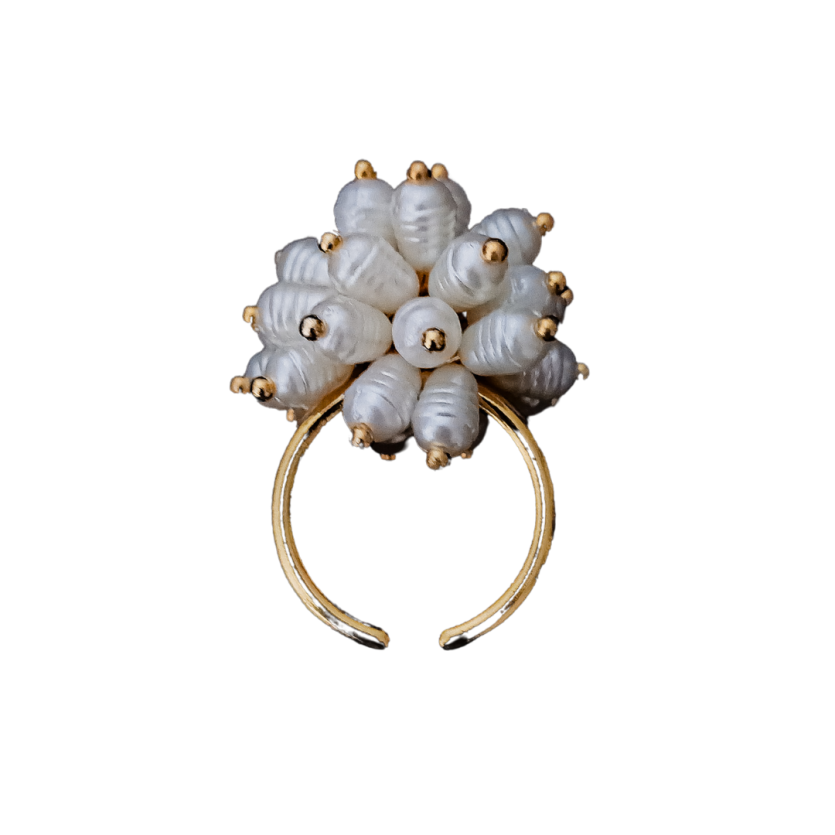 Anel dourado com conjunto de pérolas brancas agrupadas formando um bouquet delicado.