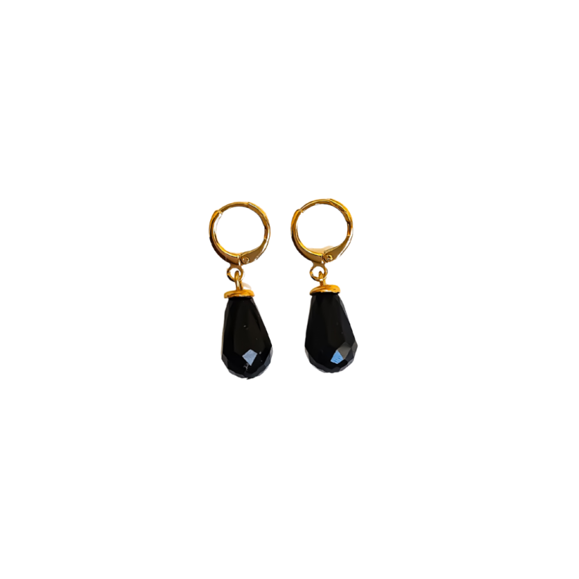 Brinco dourado com cristal preto facetado em formato de gota