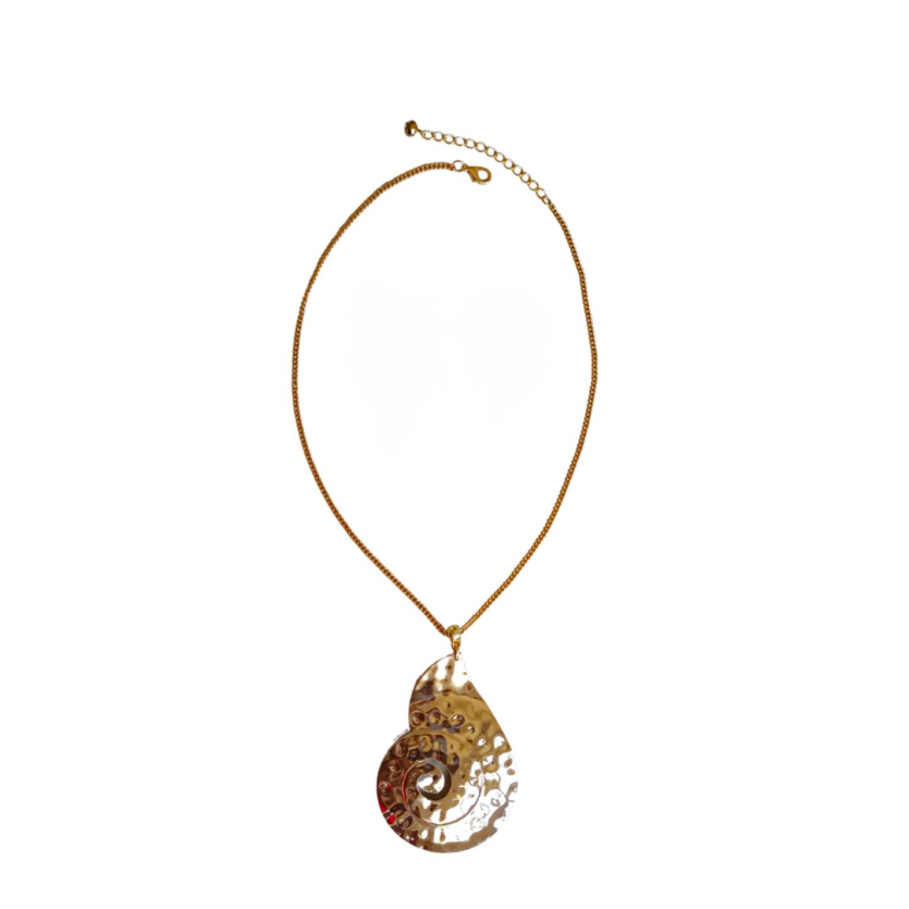 Colar dourado com pingente espiral de design escultural, ideal para looks que pedem personalidade.