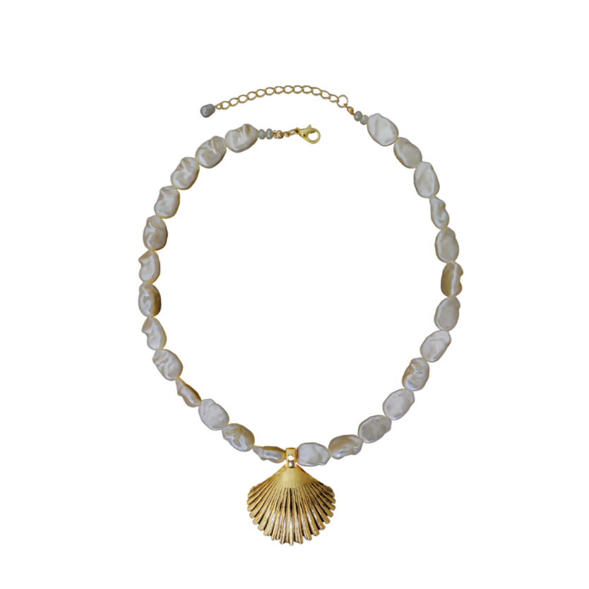 Colar de pérolas orgânicas com pingente dourado em formato de concha.