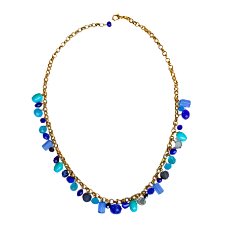 Colar artesanal feminino na cor azul em pedrarias variadas e acabamento dourado.