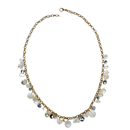 Colar feminino dourado com pedrarias brancas e transparentes, design delicado e acabamento artesanal.