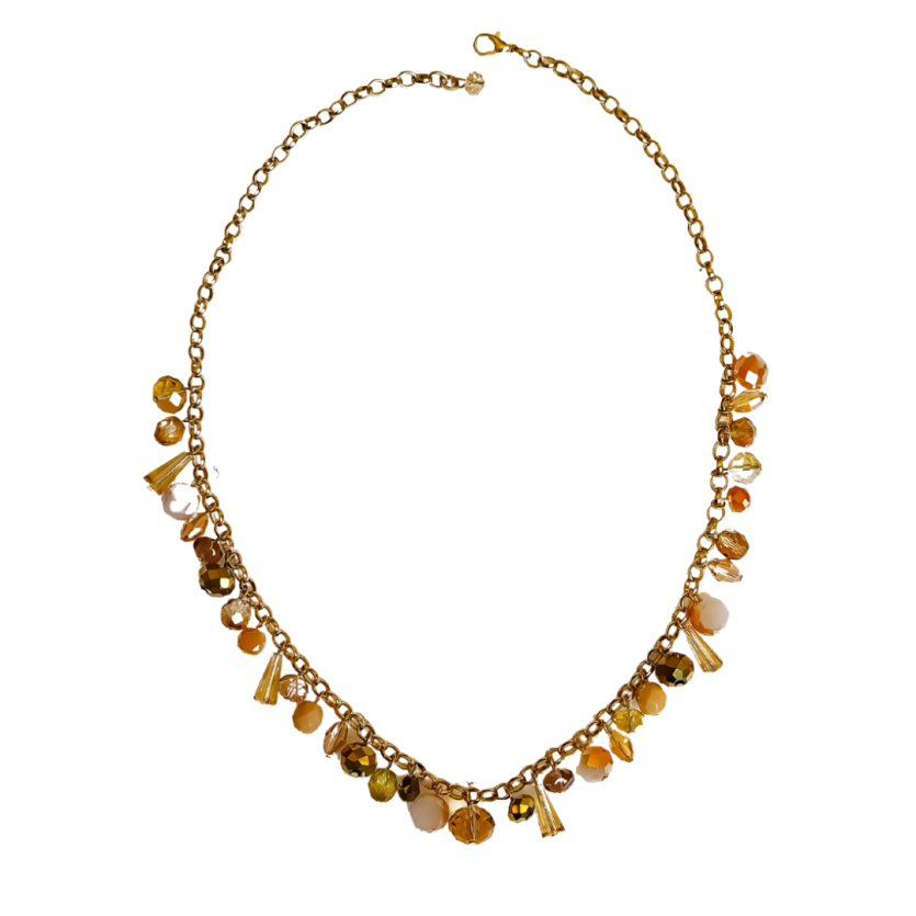 Colar dourado da Coleção Essência com pedrarias múltiplas e acabamento dourado.