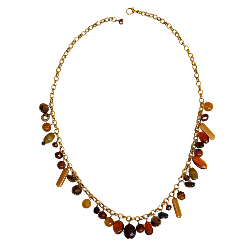 Conjunto artesanal feminino na cor marrom com colar, pulseira e brincos em pedrarias variadas e acabamento dourado.