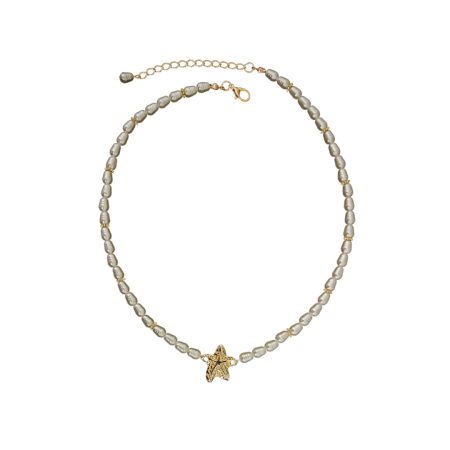 Colar de pérolas orgânicas com pingente dourado de estrela do mar.
