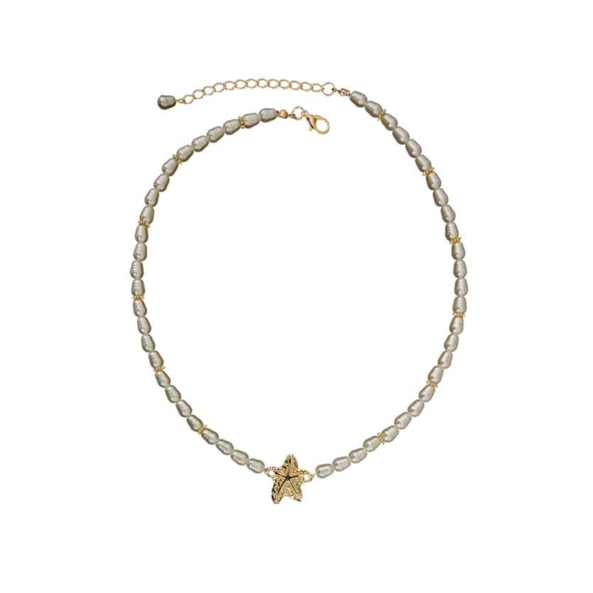 Colar de pérolas orgânicas com pingente dourado de estrela do mar.