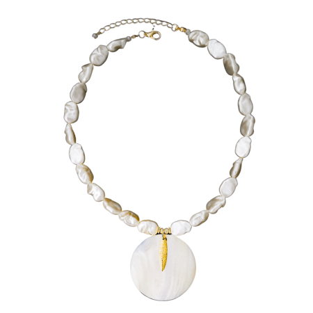 Colar de pérolas orgânicas com pingente redondo em madrepérola e detalhe dourado.