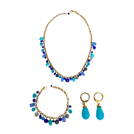 Conjunto artesanal feminino na cor azul com colar, pulseira e brincos em pedrarias variadas e acabamento dourado.