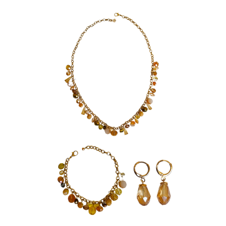 Conjunto dourado da Coleção Essência com colar, pulseira e brincos em pedrarias múltiplas e acabamento dourado.