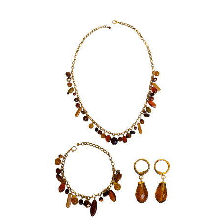 Conjunto artesanal feminino na cor marrom com colar, pulseira e brincos em pedrarias variadas e acabamento dourado.