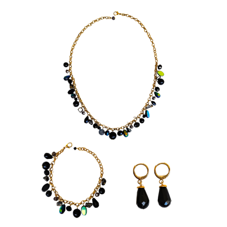 Conjunto de colar, pulseira e brincos da Coleção Essência na cor preta, com corrente dourada e pedrarias múltiplas, cada peça única.