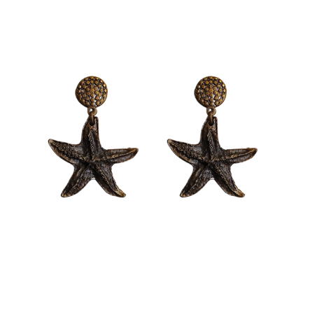 Par de brincos dourados em formato de estrela-do-mar com textura artesanal