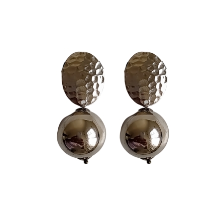 Par de brincos prateados com base oval texturizada e esfera metálica lisa pendente, em acabamento brilhante.