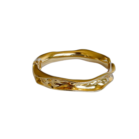 Bracelete dourado com design orgânico e formato irregular, acabamento polido e superfície brilhante, fotografado sobre fundo branco.