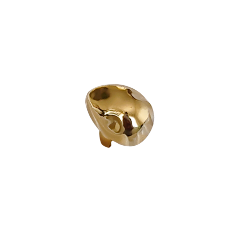 Anel dourado feminino com design orgânico assimétrico e acabamento espelhado.