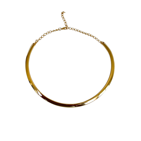 Colar choker rígido dourado com acabamento polido e corrente extensora, fotografado sobre fundo branco.