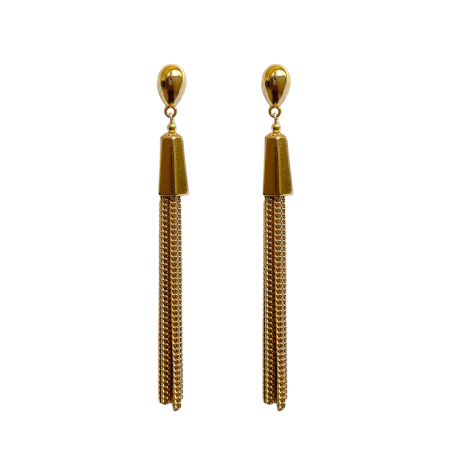Brinco longo dourado com base em formato de gota, detalhe geométrico e correntes pendentes, fotografado sobre fundo branco.