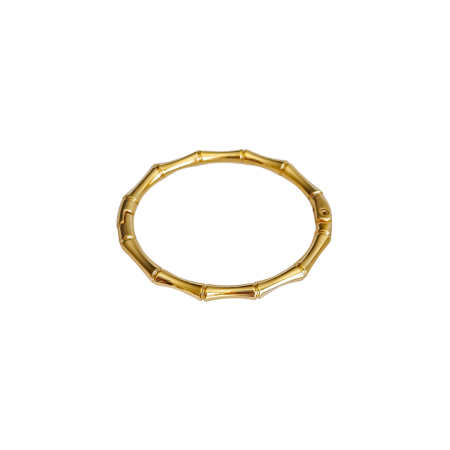 Pulseira dourada inspirada em bambu, com acabamento polido e design minimalista, fotografada sobre fundo branco.