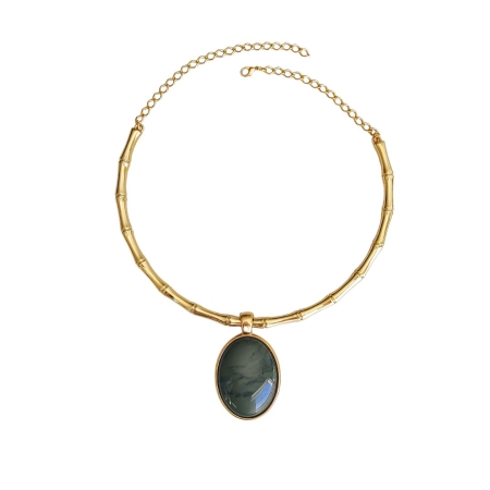 Colar dourado inspirado em bambu com pingente oval verde, fotografado sobre fundo branco.