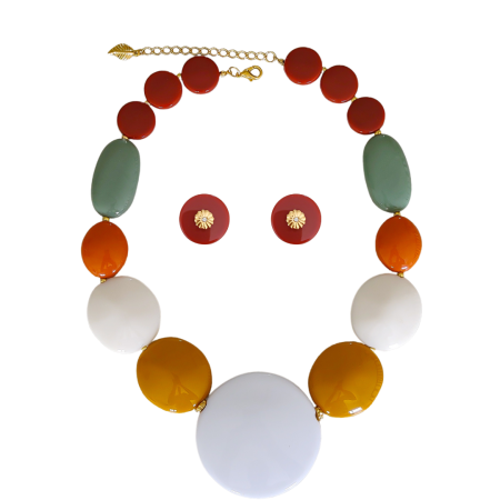 Conjunto feminino em resina colorida composto por colar com formas orgânicas em branco, mostarda, verde, terracota e vermelho, acompanhado por brincos coordenados.